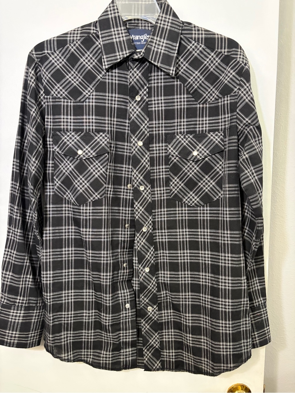 Wrangler women’s Black Plaid Long Sleeve pearl snap Front Shirt small